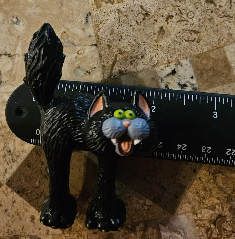 Hallmark Heartline Merry Miniatures Scaredy Black Cat Figure Figurune